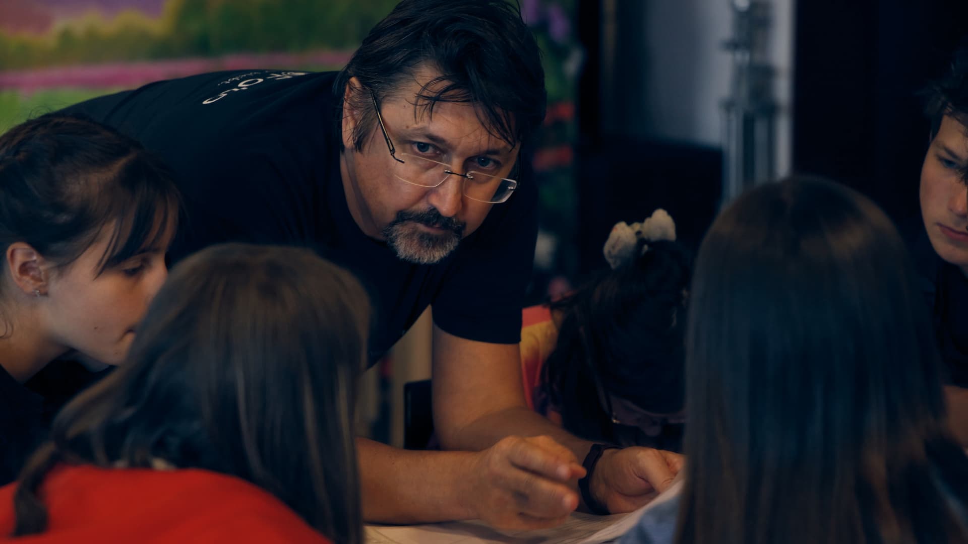 Кадр с Filmcamp: участники обсуждают идею фильма
